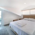 Midpoint Apartment *