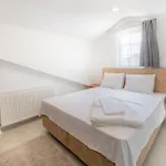 Midpoint Apartment *