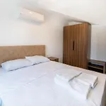 Midpoint Apartment *