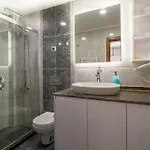 Midpoint Apartment *