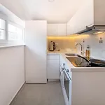 Midpoint Apartment *