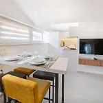 Midpoint Apartment *