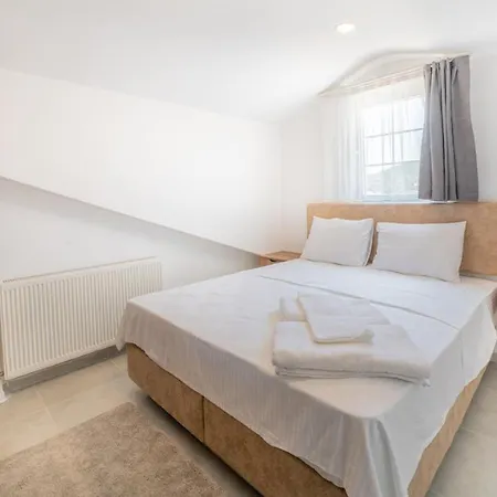 Midpoint Apartament *